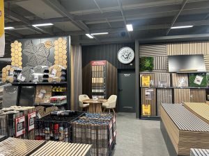 Paneele und eine außergewöhnliche Uhr