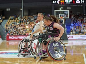 Rollstuhlbasketballerin und Rollstuhlbasketballer im Zweikampf