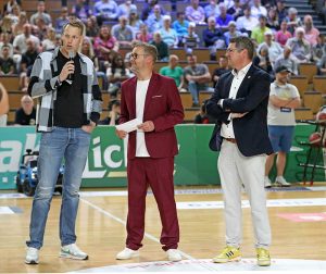 Sebastian Schrader (POCO) spricht Grußwort im Stadion, Dirk Schäfer und Nicolai Zeltinger (RSV Lahn-Dill) hören zu
