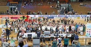 Totale Stadion mit jubelnden Spielern und Fans